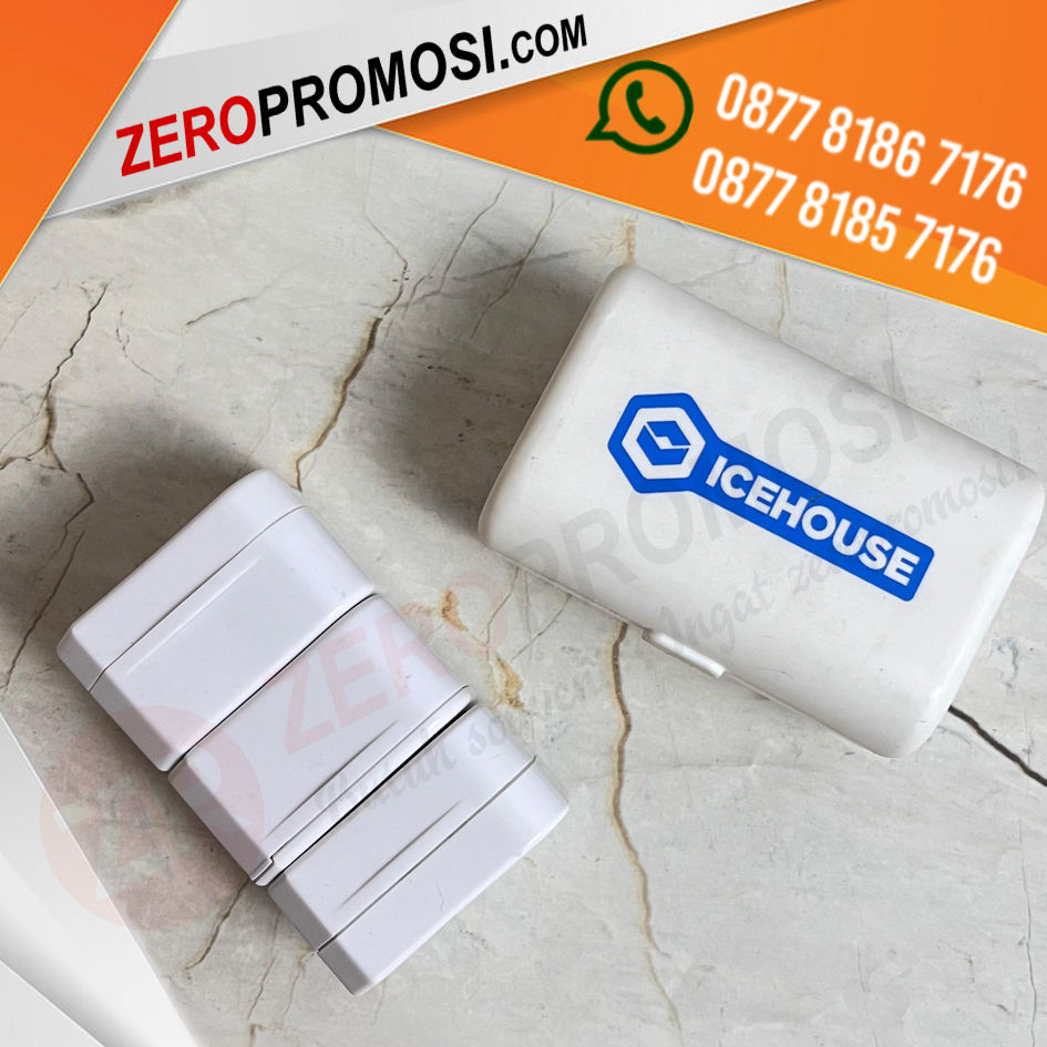 Universal Travel Adaptor UAR01U Souvenir Teknologi untuk Traveler Mode