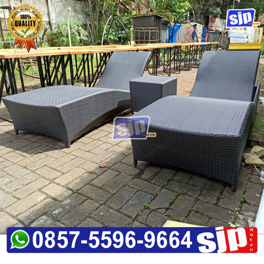 1 set sun louger / sunbed rotan sintetis