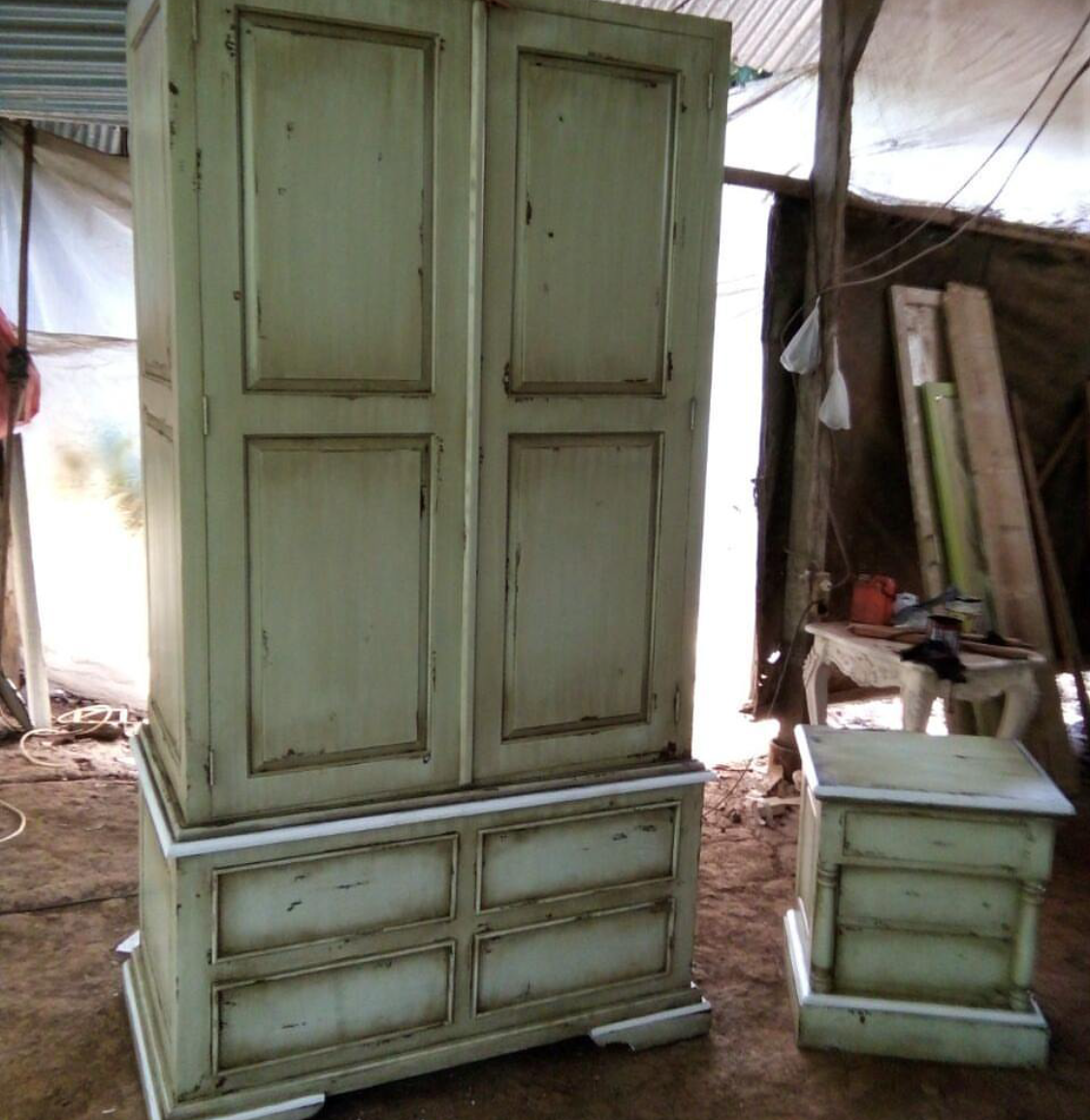 lemari dengan motif classic modern bahan jati