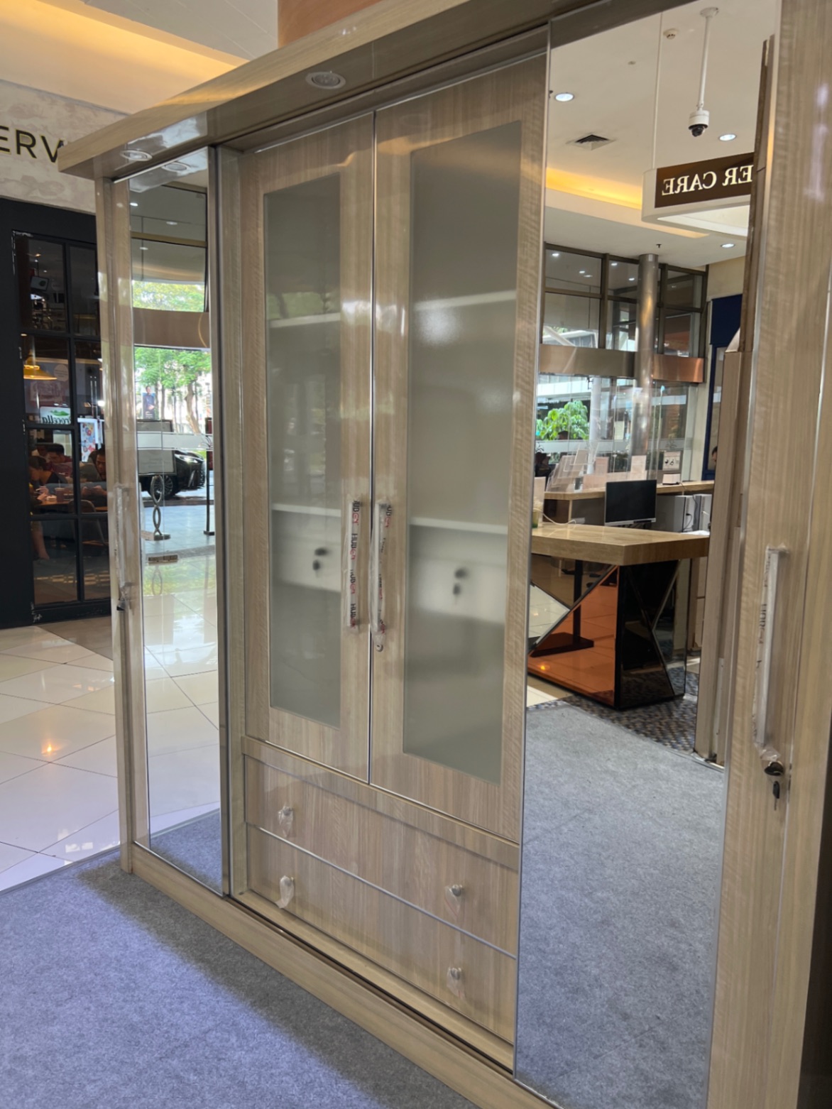 Simpati lemari hpl 4 pintu