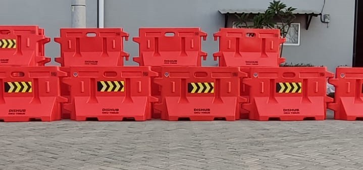 Water Barrier Jalan - Road Barrier - PEMBATAS JALAN - BARRICADE WALL BARRIER (144x49x79cm)