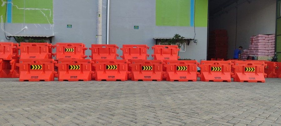 Water Barrier Jalan - Road Barrier - PEMBATAS JALAN - BARRICADE WALL BARRIER (144x49x79cm)