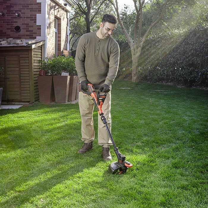 Black+Decker String Trimmer With Blade and Line / Pemotong Rumput Baterai 18/20V (max) BCBT1820D1