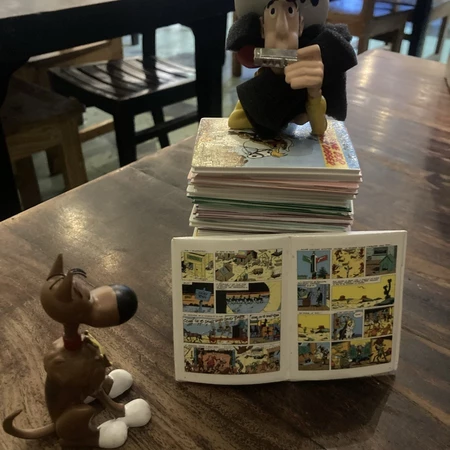 FIGURINE COLLECTOYS LUCKY LUKE ET RANTANPLAN PILE D'ALBUMS