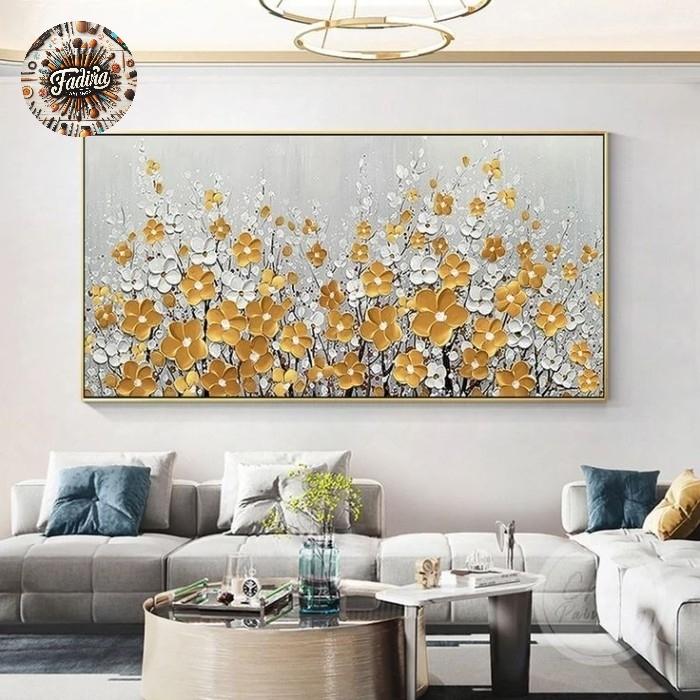 Lukisan dinding ruang tamu bunga putih kuning aksen emas modern art