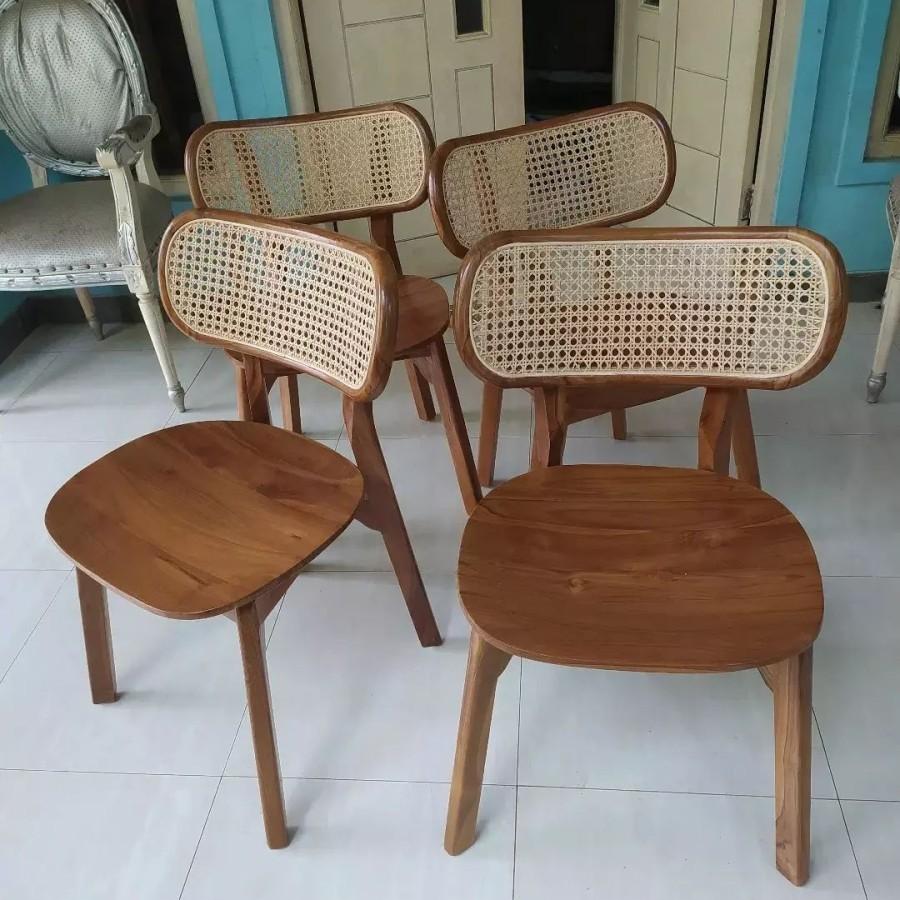 Kursi Cafe Kacang Jati Anyaman Rotan
