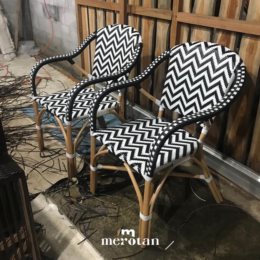 Kursi Cafe Rotan Sintetis / Kursi Bistro Motif Zigzag / Kursi Makan