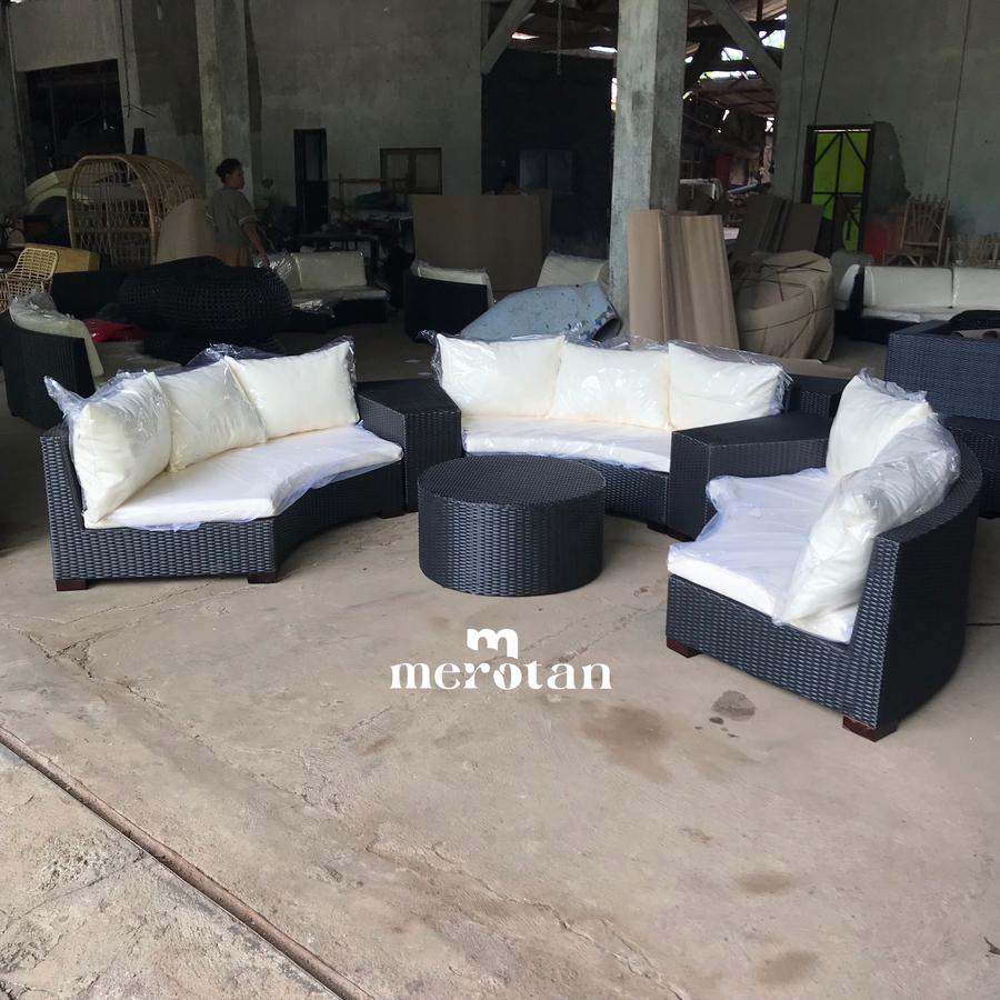 Set Sofa Rotan Sintetis Model Setengah Lingkaran