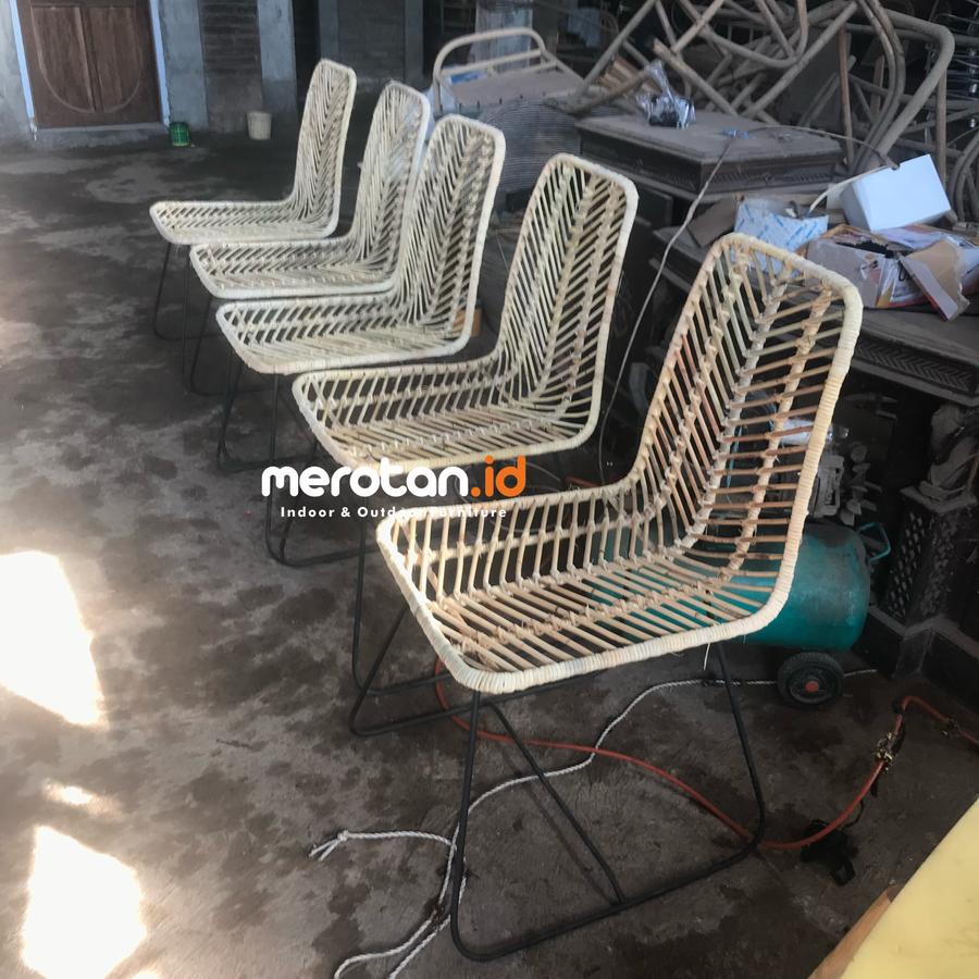 Kursi Cafe Rotan Alam / Kursi Cafe Design Retro / Kursi Makan Anyaman Rotan Alam